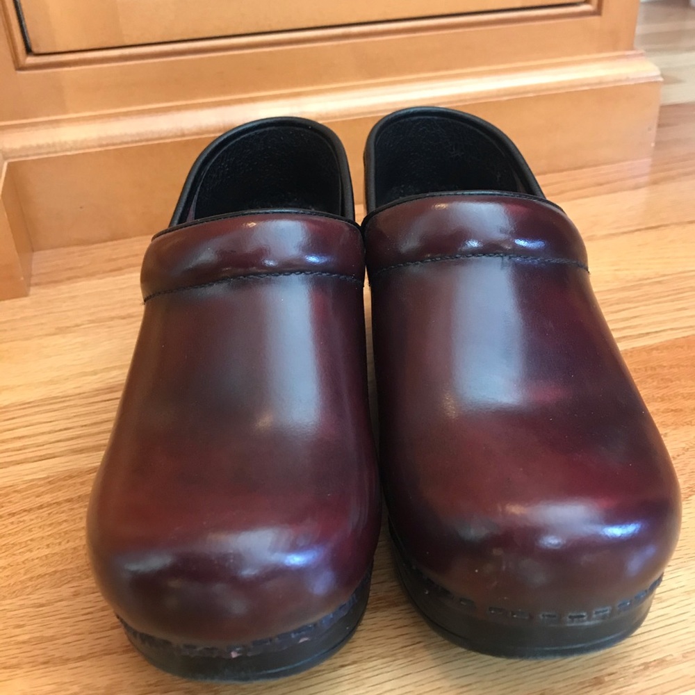 Maroon Danskos